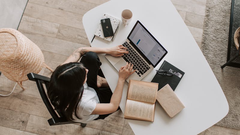 AI Chatbot vs Live Chat: Which Is Better for Your Business?